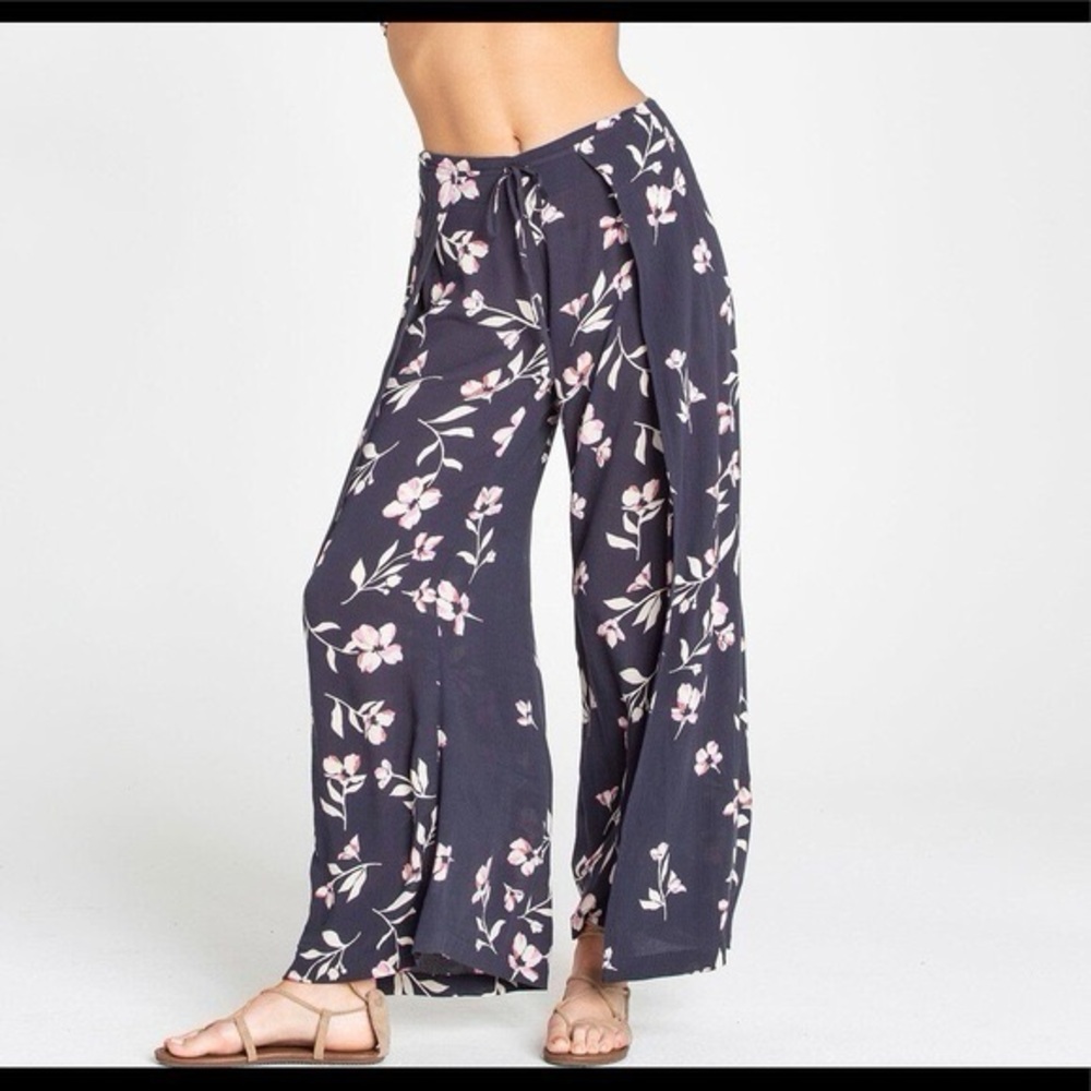<3 Billabong Floral Pants